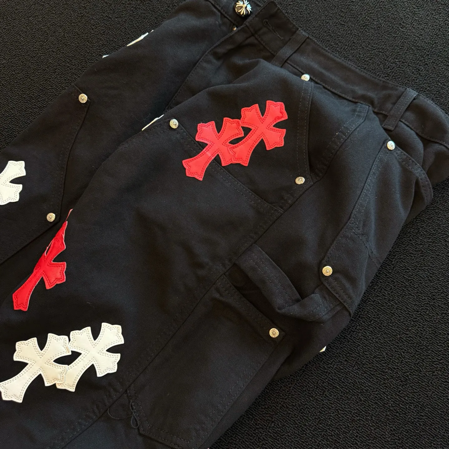 P280 Style number: D359 So cool from Chromehearts Chromehearts Contrast color leather overalls Color #Black Size #S-Xxl (28 30 32 34 36) 28 Waist 74 Hips 102 Length 101 30 Waist 78 Hips 106 Length 102 32 Waist 82 Hips 110 Pants length 103 34 Waist 86 Hips 114 Pants length 104 36 Waist 90 Hips 118 Pants length 106